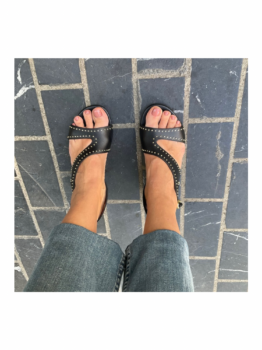 Pacha Sandalia Tachuelas Negra