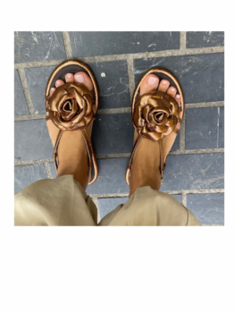 Adela Sandalia Flor Bronce