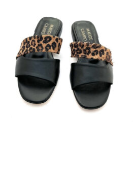 Sandalia plana negra con doble tira estampado leopardo.