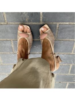 Sandalias beige de tacón medio con diseño destalonado, tejido trenzado lateral y detalle ovalado rosa con borde dorado