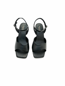 Sandalia negra con plataforma