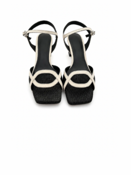 Sandalia negra y blanca con tacón .