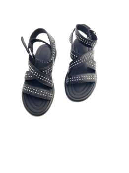 Sandalia negra con tiras cruzadas.