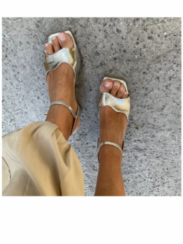 Sandalia dorada con plataforma