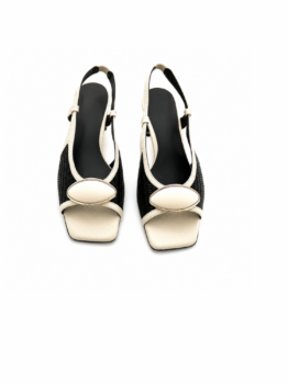 Sandalias negras y beige con tacón bajo, punta abierta y detalle ovalado decorativo al frente.