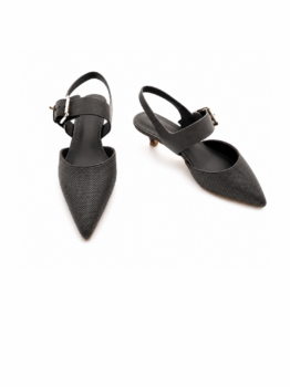 Zapato negro destalonado con punta fina, tacón bajo y pulsera ajustable. Elegante y cómodo para cualquier ocasión.