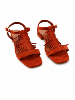 Sandalias terracota con flecos y correa al tobillo.