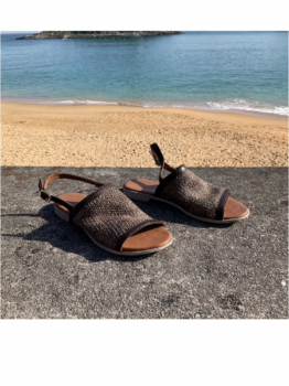 sandalias planas destalonadas para mujer con pala ancha tejida en rafia de color marrón oscuro metalizado